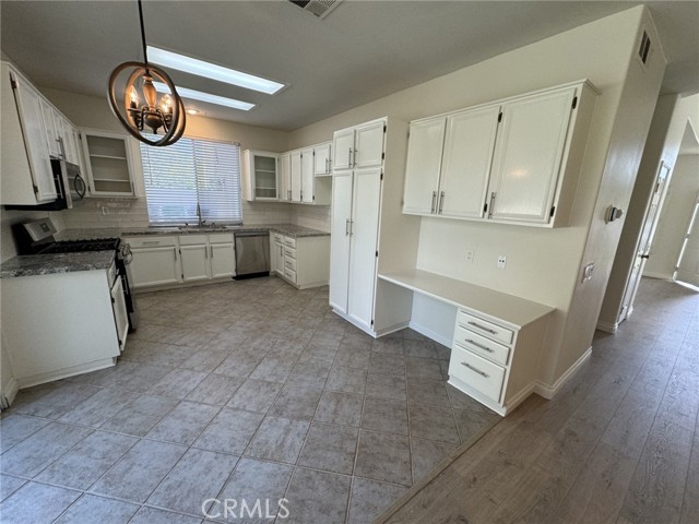 Detail Gallery Image 6 of 34 For 935 Mesa Alta Cir, Corona,  CA 92879 - 3 Beds | 2/1 Baths