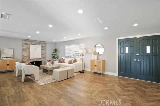 Detail Gallery Image 3 of 40 For 340 E Riverdale, Orange,  CA 92865 - 5 Beds | 3 Baths