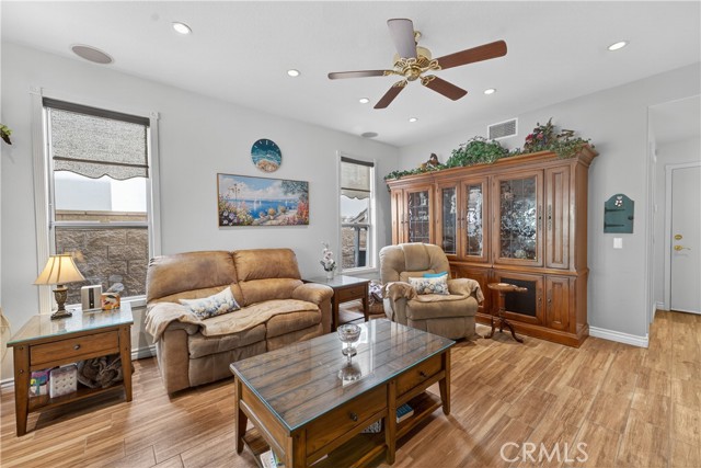 Detail Gallery Image 17 of 43 For 17 via Anadeja, Rancho Santa Margarita,  CA 92688 - 4 Beds | 3 Baths