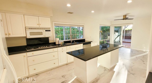 Detail Gallery Image 11 of 38 For 42 Almond Tree Ln, Irvine,  CA 92612 - 3 Beds | 2 Baths