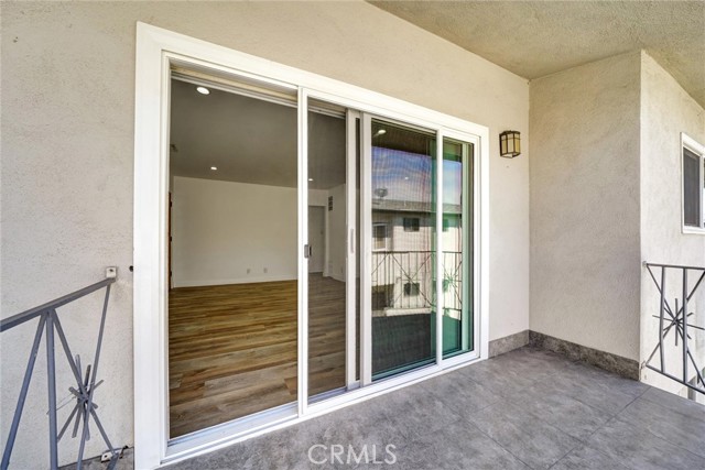 2040 S Sherbourne Drive, Los Angeles CA: https://media.crmls.org/medias/4cb3d281-a694-4f0d-8d50-8baa15a76de6.jpg