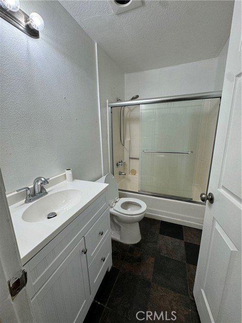 Detail Gallery Image 10 of 20 For 7045 Woodley Ave #110,  Van Nuys,  CA 91406 - 2 Beds | 2 Baths