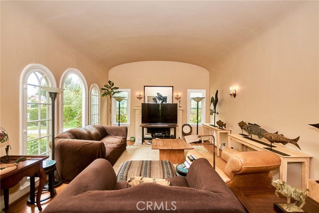 900 S Los Robles Avenue, Pasadena CA: https://media.crmls.org/medias/4cb579e2-331b-49e7-8951-844199e10076.jpg