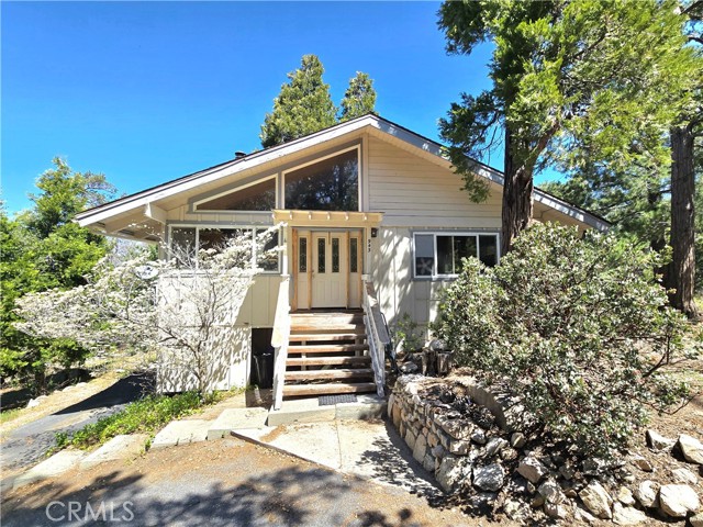 943 Grass Valley Road, Lake Arrowhead CA: https://media.crmls.org/medias/4cbb808a-5b3b-46d4-b9b3-ca561d9b9ad4.jpg
