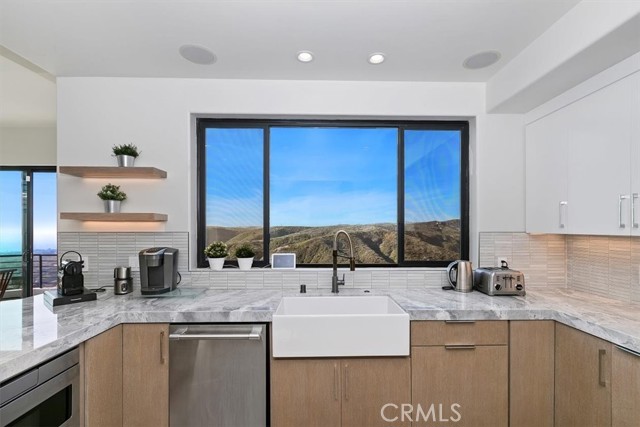 1425 Skyline Drive, Laguna Beach CA: https://media.crmls.org/medias/4cbfc9db-c795-426b-a169-fe8e163a21f9.jpg