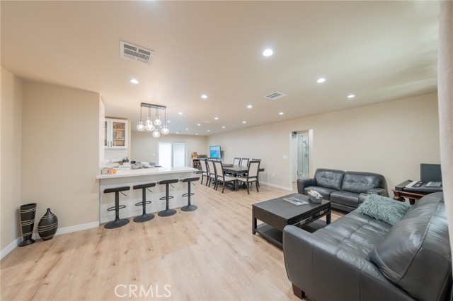 9720 Hayvenhurst photo 11