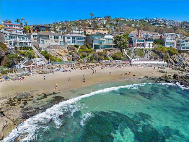 592 Bluebird Canyon Drive, Laguna Beach CA: https://media.crmls.org/medias/4cc1e7cf-fe5a-4537-9ee4-caf4b9824871.jpg