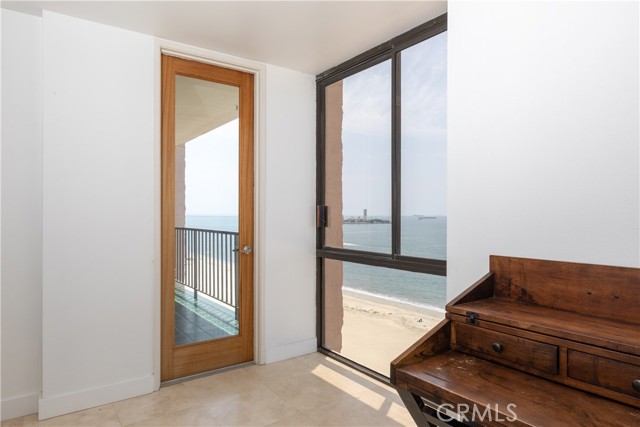 1750 E Ocean Boulevard, Long Beach CA: https://media.crmls.org/medias/4cc2280a-290b-4132-8889-24b1ba24c304.jpg