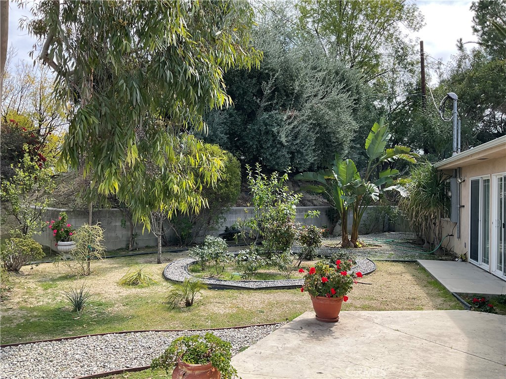 https://media.crmls.org/medias/4cc28fc9-efce-4326-8f24-e87f91c9d96b.jpg?preset=X-Large
