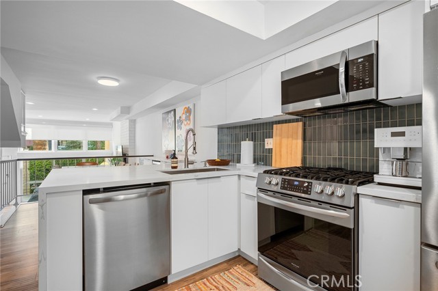 Detail Gallery Image 11 of 31 For 5435 Yarmouth #7,  Encino,  CA 91316 - 2 Beds | 2/1 Baths