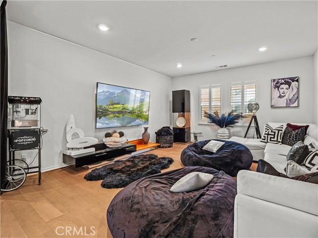 Detail Gallery Image 32 of 65 For 22385 Midtown Ct, Saugus,  CA 91350 - 5 Beds | 4/1 Baths