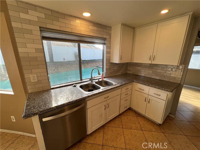 Detail Gallery Image 6 of 14 For 3531 Cherry Blossom, Lake Elsinore,  CA 92530 - 3 Beds | 2/1 Baths