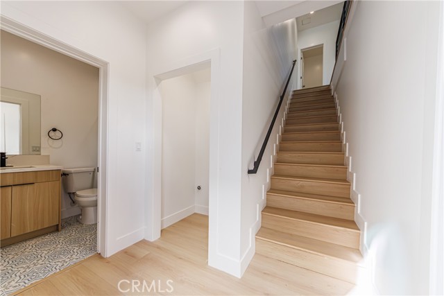 Detail Gallery Image 8 of 26 For 5209 W 20th St #2,  Los Angeles,  CA 90016 - 3 Beds | 3/1 Baths