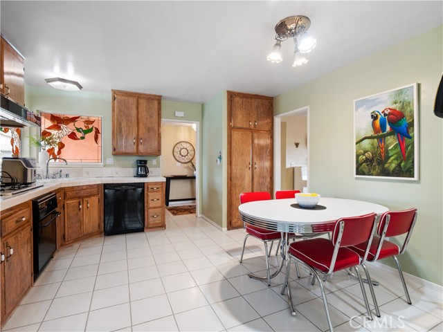 Detail Gallery Image 6 of 24 For 27927 Honeycomb Dr, Saugus,  CA 91350 - 3 Beds | 2 Baths