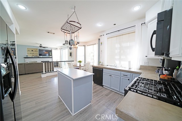 Detail Gallery Image 6 of 24 For 1820 Dawnridge Ct, Palmdale,  CA 93551 - 5 Beds | 3 Baths