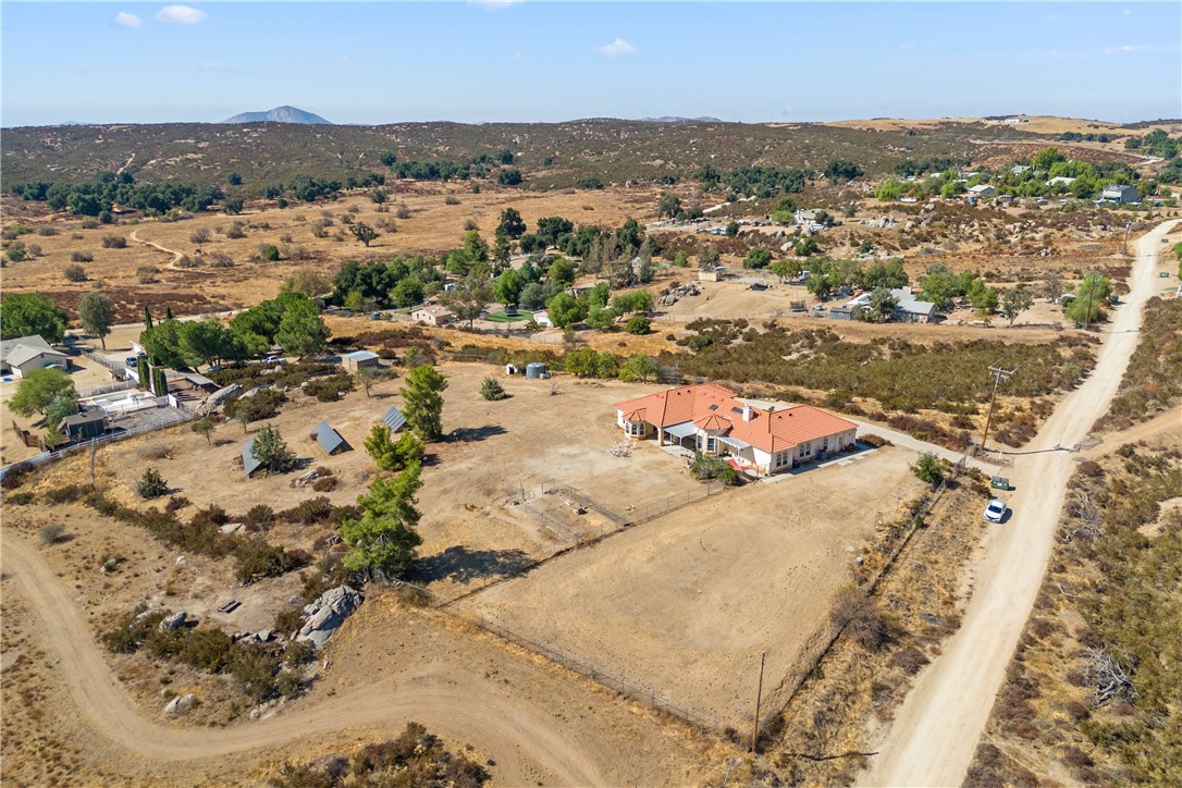 Detail Gallery Image 4 of 19 For 35725 Chenopod Dr, Hemet,  CA 92544 - 4 Beds | 3 Baths