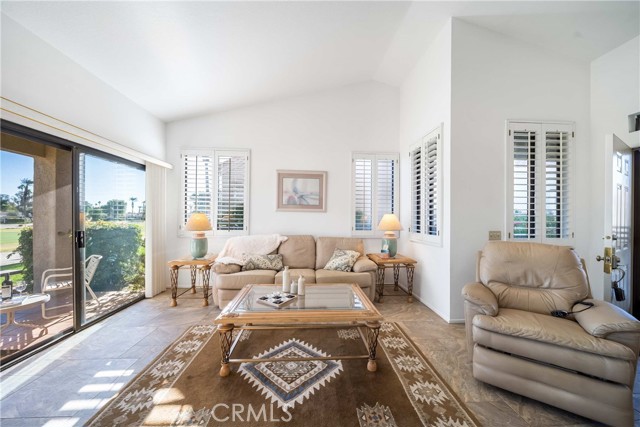 41981 Preston Trail, Palm Desert CA: https://media.crmls.org/medias/4ccfd6ff-b5c5-4fad-ae7c-082b393a94d7.jpg