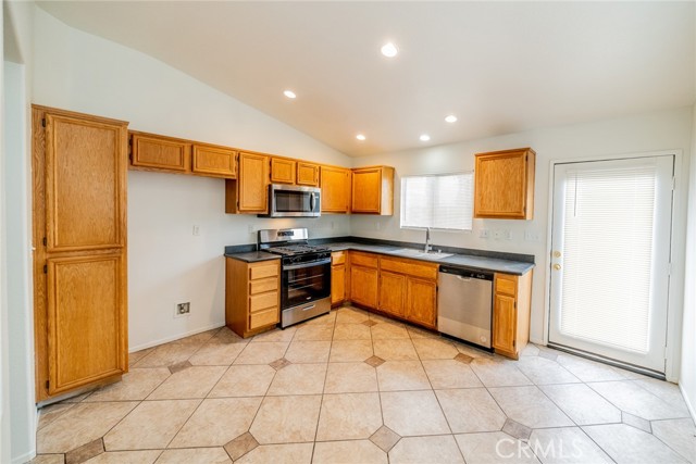 Detail Gallery Image 9 of 41 For 13892 Summer Wind St, Victorville,  CA 92394 - 3 Beds | 2 Baths