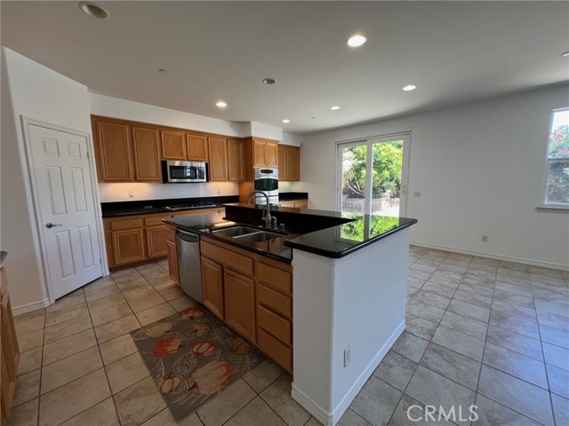15688 Portenza Drive, Fontana CA: https://media.crmls.org/medias/4cd27c86-9572-4f4d-a659-7e0526251acb.jpg