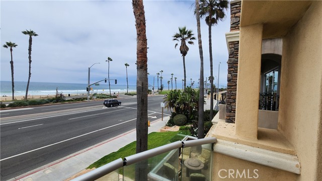 Detail Gallery Image 2 of 45 For 2212 Pacific Coast, Huntington Beach,  CA 92648 - 4 Beds | 3/1 Baths