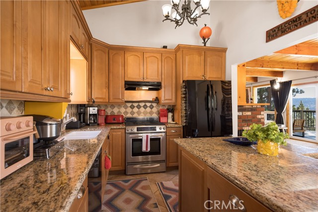 Detail Gallery Image 11 of 42 For 39563 Raccoon Dr, Fawnskin,  CA 92333 - 2 Beds | 2 Baths