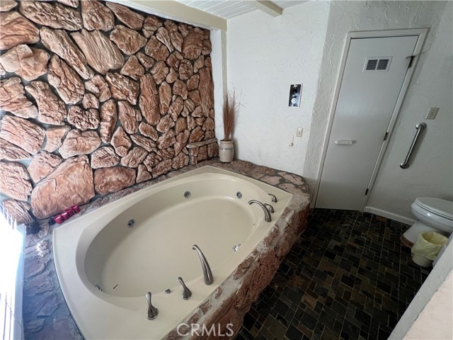 Detail Gallery Image 13 of 19 For 807 Virginia Court, Lake Arrowhead,  CA 92352 - 2 Beds | 2/1 Baths