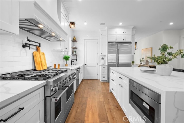 Large Kitchen with Walk-in Pantry