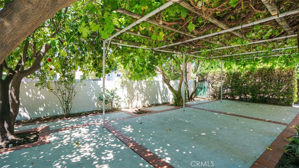 https://media.crmls.org/medias/4ce05ef8-d91f-45d0-8a6a-8e497be3ab08.jpg?preset=X-Large
