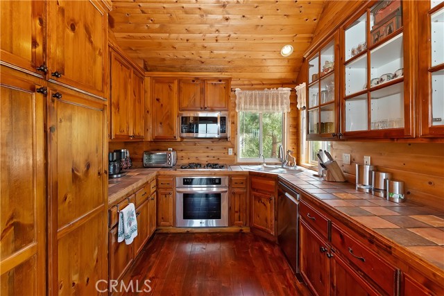 Detail Gallery Image 16 of 75 For 175 N Trails End Rd, Green Valley Lake,  CA 92341 - 5 Beds | 2 Baths
