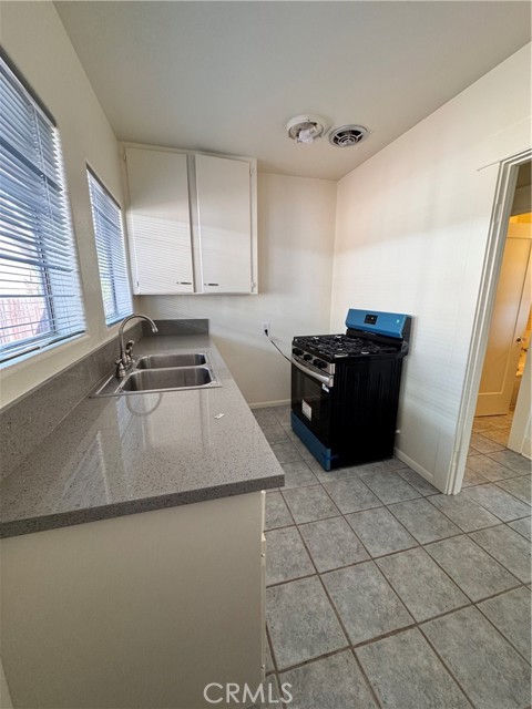 179 E 48th Street, Los Angeles CA: https://media.crmls.org/medias/4ce9165a-7c28-479c-99de-35ce6220ec6d.jpg