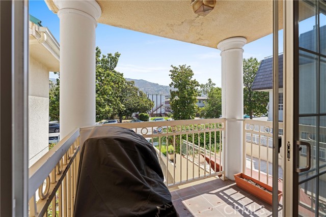 530 W Stocker Street, Glendale CA: https://media.crmls.org/medias/4ce94101-90b7-47f8-b541-91f779374ecb.jpg