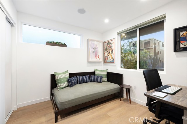 922 N Ridgewood Pl, Los Angeles CA: https://media.crmls.org/medias/4ceb5a63-c869-4250-a3c0-b74cdc8e1ac4.jpg