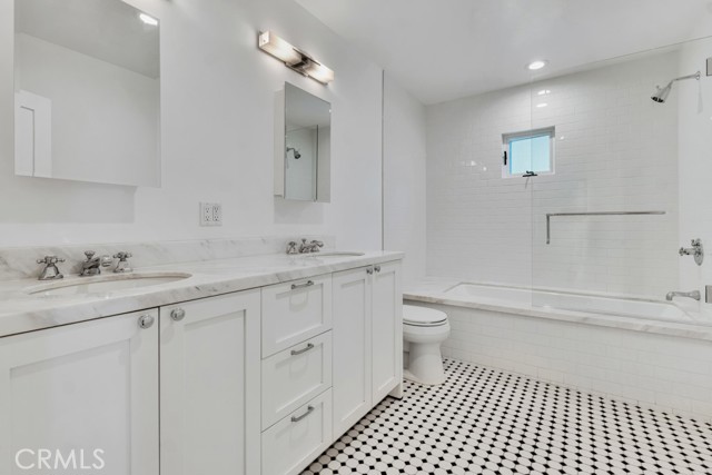 Detail Gallery Image 4 of 36 For 14627 Killion St, Sherman Oaks,  CA 91411 - 2 Beds | 2 Baths