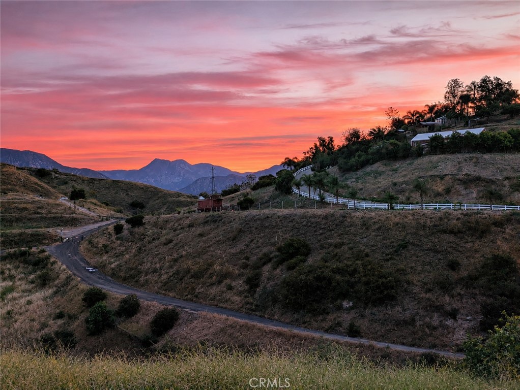 https://media.crmls.org/medias/4cee9b27-b6ef-460d-9a0b-1806684fbb12.jpg?preset=X-Large