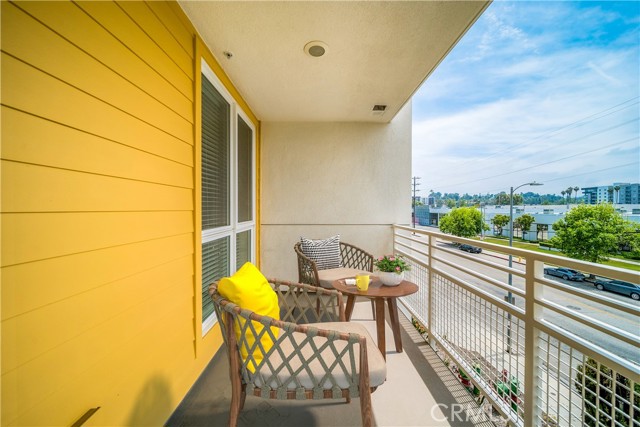 21301 Erwin Street, Woodland Hills CA: https://media.crmls.org/medias/4cef084e-a9ef-4c00-8e04-ea2a38649aef.jpg