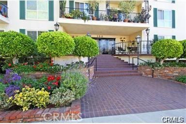 380 S Euclid Avenue, Pasadena CA: https://media.crmls.org/medias/4cf2bef3-25e8-4b50-802a-6ed95d6b0d88.jpg