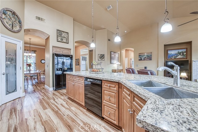 2737 Sussex Avenue, Clovis CA: https://media.crmls.org/medias/4cf35447-d21c-487f-b265-ffffafb54f4e.jpg