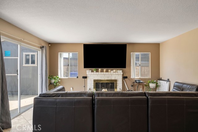 Detail Gallery Image 14 of 42 For 7865 Wendover Dr, Jurupa Valley,  CA 92509 - 4 Beds | 2/1 Baths