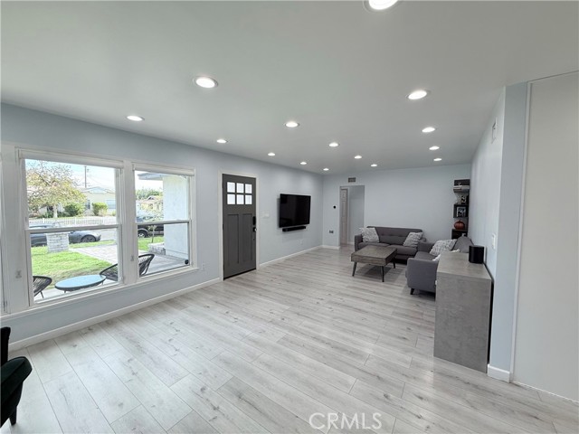 Detail Gallery Image 3 of 24 For 11243 Mclennan, Granada Hills,  CA 91344 - 3 Beds | 3 Baths