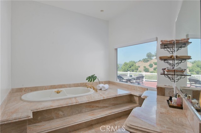 Detail Gallery Image 18 of 27 For 4407 Medley Pl, Encino,  CA 91316 - 6 Beds | 4/2 Baths