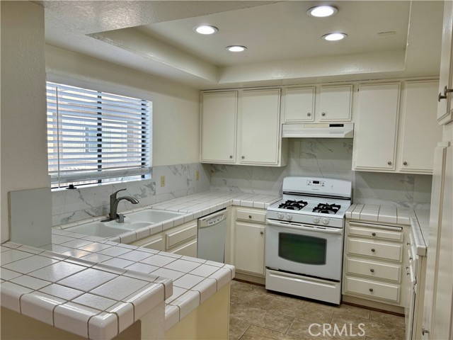 16521 Grunion Lane, Huntington Beach CA: https://media.crmls.org/medias/4cf86de3-a0af-4d6b-aae6-7e3d4f9b92ff.jpg