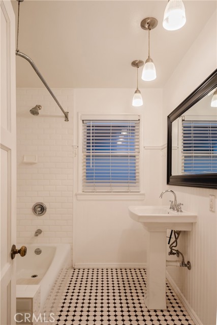 204 38th Street, Manhattan Beach, California 90266, 3 Bedrooms Bedrooms, ,2 BathroomsBathrooms,Residential,Sold,38th,SB22047945
