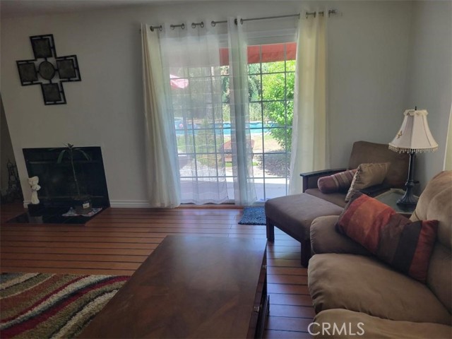 Detail Gallery Image 5 of 12 For 5122 Lindley Ave, Encino,  CA 91316 - 3 Beds | 2 Baths