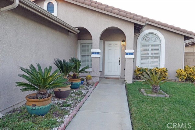 328 Manzanita Court, Ontario CA: https://media.crmls.org/medias/4cfbfdba-b1af-475b-9fff-1d331587c6e6.jpg