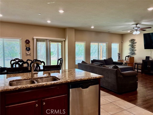 Detail Gallery Image 6 of 15 For 2220 N. Shady St, Visalia,  CA 93291 - 3 Beds | 2/1 Baths