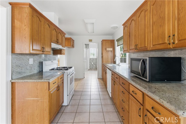 Detail Gallery Image 5 of 16 For 11131 Dempsey, Granada Hills,  CA 91344 - 4 Beds | 2 Baths