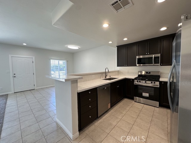 Detail Gallery Image 6 of 32 For 3755 E 52nd St, Maywood,  CA 90270 - 3 Beds | 3 Baths