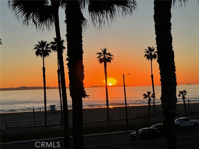1516 Pacific Coast, Huntington Beach CA: https://media.crmls.org/medias/4d0516fb-125b-451a-8dbf-e36cebaff613.jpg