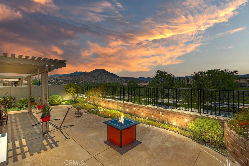 https://media.crmls.org/medias/4d080077-fd63-41d2-ac51-700f3c6497f6.jpg?preset=X-Large