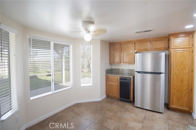 Detail Gallery Image 16 of 55 For 1215 Date Palm Dr, Palmdale,  CA 93551 - 4 Beds | 3 Baths